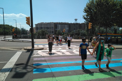 El paso de peatones de Blondel donde la artista urbana Lily Brik ha pintado el lema “amor es amor” y los colores de la bandera arco iris.
