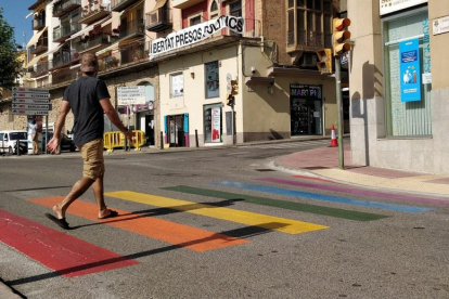 El pas de vianants de Blondel on l’artista urbana Lily Brik ha pintat el lema “amor és amor” i els colors de la bandera arc de Sant Martí.