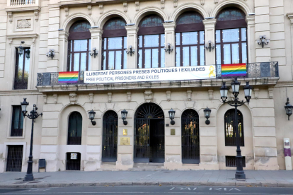 El paso de peatones de Blondel donde la artista urbana Lily Brik ha pintado el lema “amor es amor” y los colores de la bandera arco iris.