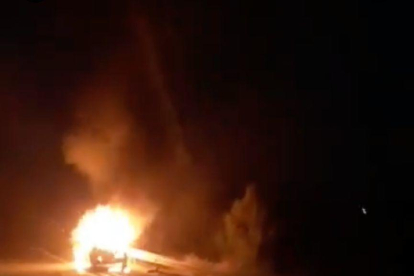 Crema un cotxe a l'A-2 a Alcarràs