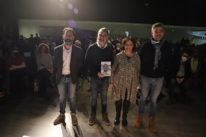 Jordi Cuixart amb els presentadors, Alberto Velasco i Anna Llauradó, i el president d’Òmnium Lleida.