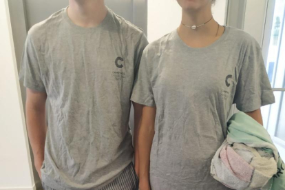 La pareja de leridanos, de 20 y 21 años, con la ropa del kit. 