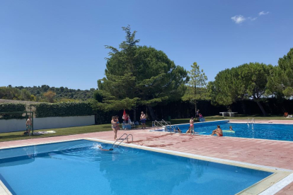 Imagen del grupo electrógeno para la piscina de Esterri (izquierda) y Castelldans inauguró la temporada el sábado (derecha). 