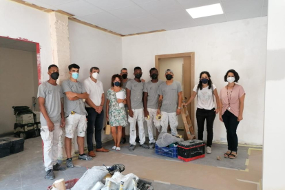 Tres de los jóvenes que participan en el taller de pintura de la Casa d’Oficis, ayer en el local de Tallada.