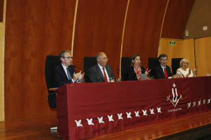 El rector Jaume Puy rodeado de todo su equipo, después de tomar posesión ayer en la UdL.