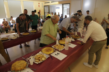 Varias personas asistieron al concurso de tortillas celebrado en el centro cívico del barrio. 