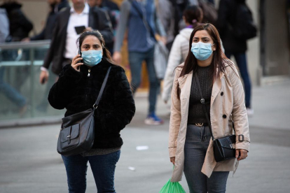 Dos dones amb màscara, ahir al centre de Barcelona.