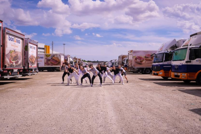 Una de les coreografies de l’Escola de Dansa Montse Esteve, a l’aparcament de bonÀrea.