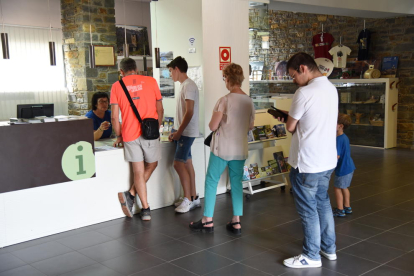 Imagen de visitantes pidiendo información en la oficina de turismo de Sort la pasada semana. 