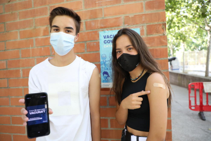 Dos adolescents de 16 anys que es van vacunar ahir a Lleida.