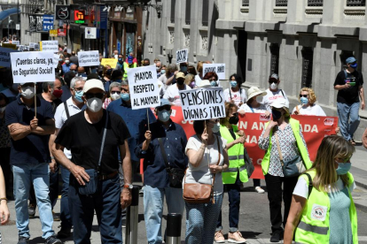 Centenars de persones es van concentrar a Madrid contra la reforma del sistema de pensions.