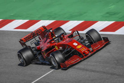 Sebastian Vettel ayer durante los test de Fórmula Uno en Montmeló.