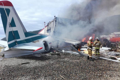 Almenys dos morts a l’estavellar-se un avió comercial a Rússia