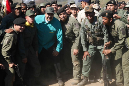 El presidente de Venezuela, Nicolás Maduro, posa junto a las tropas durante unos ejercicios militares en el fuerte Paramacay.