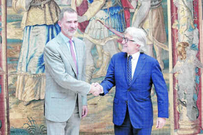 El rey Felipe VI junto al presidente de la patronal catalana Foment del Treball, Josep Sánchez Llibre.
