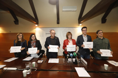Anna Campos, Jordina Freixanet, Miquel Pueyo, Montse Pifarré, Toni Postius i Sergi Talamonte van presentar ahir els pressupostos.