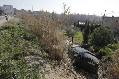 Ferit després que el cotxe acabés en un canal per un accident a Alfarràs