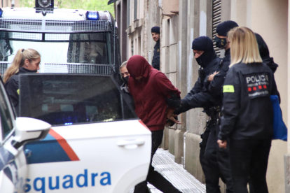 El detenido sale escoltado por los mossos.