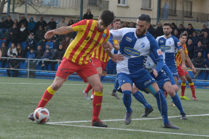 Xemi controla un balón en una acción del partido que se jugó ayer en el campo del Ebro.