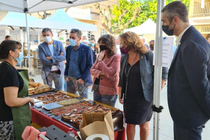 La consellera Jordà, en el centro, en una de las paradas de la feria Menja’t Soses: Sabors de Ponent. 