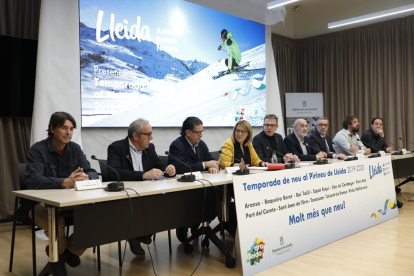 Talarn, al centre, ahir durant la presentació de la nova temporada d’esquí a la Diputació.