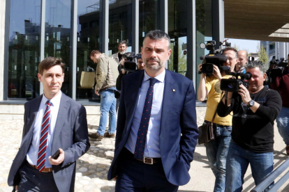 Santi Vila marxa dels jutjats d'Osca, després de declarar, acompanyat del seu advocat, el 25 d'abril de 2018.