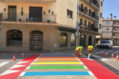 Cuatro pasos de cebra irisados en favor del colectivo LGBTI en Solsona