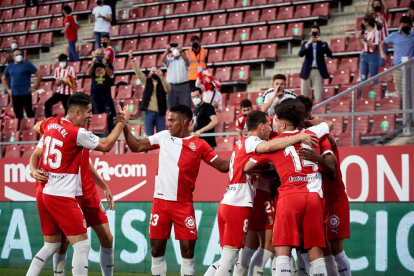  Los jugadores del Girona celebran un gol, por fin, ante su afición.