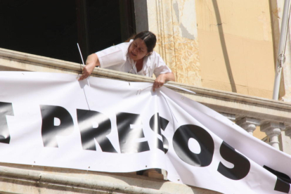 El balcó de l'Ajuntament de Tarragona ja llueix la pancarta de suport als presos independentistes