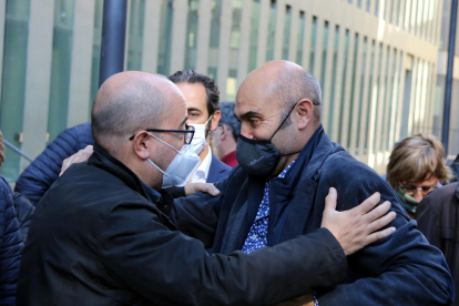 Xavier Vendrell saluda el director de comunicació de JxCat Pere Martí fora de la Ciutat de la Justícia.