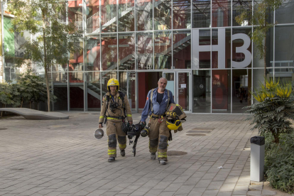 Dos bombers al sortir ahir de l’edifici H3 on hi ha el laboratori en el qual hi va haver l’explosió.