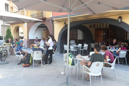 Imatge de la terrassa d’un bar de l’Alta Ribagorça al juliol.