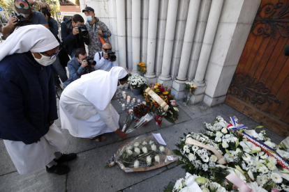 Flores en la puerta de la iglesia de Niza para recordar a las víctimas.