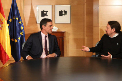El secretario general del PSOE, Pedro Sánchez, y el líder de Podem, Pablo Iglesias