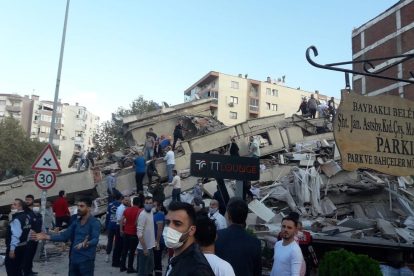 Uno de los edificios que se vino a bajo en la ciudad turca de Esmirna por los temblores.