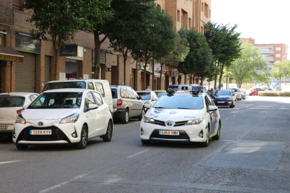 Imagen del CiviCar, pasando delante de un coche en doble fila. 