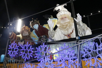 Los Reyes Magos hacen un recorrido sorpresa sin carrozas por las calles principales de Lleida