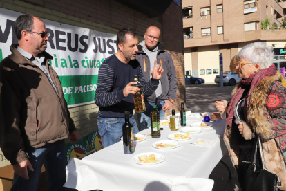 Unió de Pagesos ofreció ayer una cata de aceite a los viandantes en Lleida.
