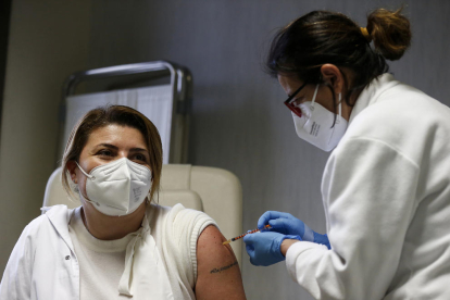 Una sanitària italiana rep una dosi de la vacuna de Pfizer, a començaments de mes a Roma.
