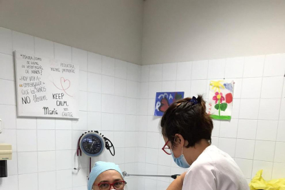 Una sanitària del CAP d’Almacelles celebra rebre la vacuna.