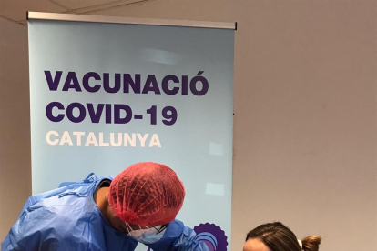 Una sanitaria del CAP de Almacelles celebra recibir la vacuna.