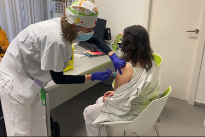 Una sanitaria del CAP de Almacelles celebra recibir la vacuna.