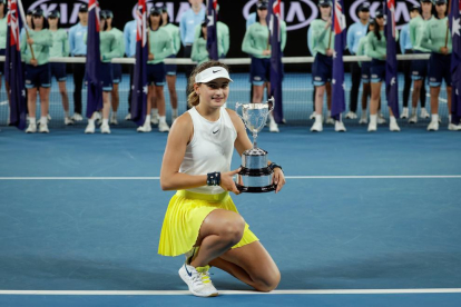 La jugadora andorrana Victoria Jiménez Kasintseva, con el trofeo del Open de Australia Júnior.