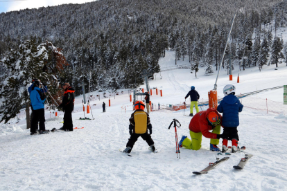 Esquiadors a Port Ainé preparant-se per fer les primeres baixades de la temporada.