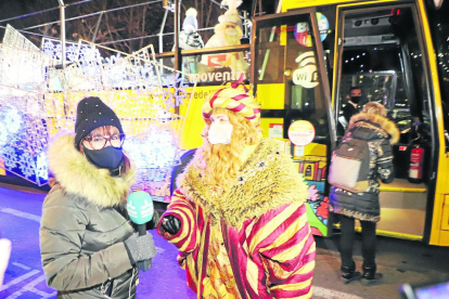 Melchor, Gaspar y Baltasar recorrieron en el Bus Turístic distintos barrios de Lleida sin anunciar el trayecto para evitar aglomeraciones.