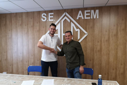 El nuevo técnico del AEM, Óscar Cobacho, ayer junto al presidente del club, Carles Sisteré. 
