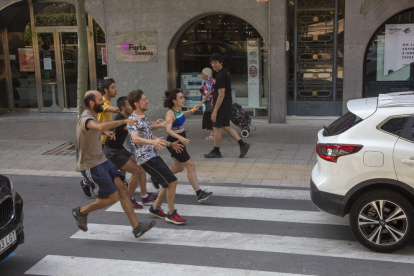 Alumnes del curs ahir en un dels exercicis d’arts de carrer.