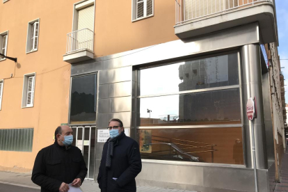 Jaume Liñán i Javier Castán, advocat i president d'Adesma Fundació Privada, respectivament, davant de la residència Sant Antoni de Pàdua al carrer Maria Sauret, número 3 de Lleida