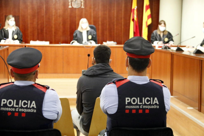L'acusat d'intentar matar la mare, assegut al banc dels acusats a l'Audiència de Lleida.
