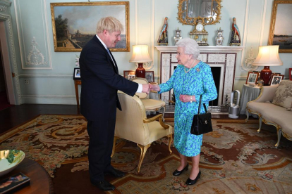 Imatge d’arxiu de la primera reunió de Boris Johnson amb la reina Isabel II.